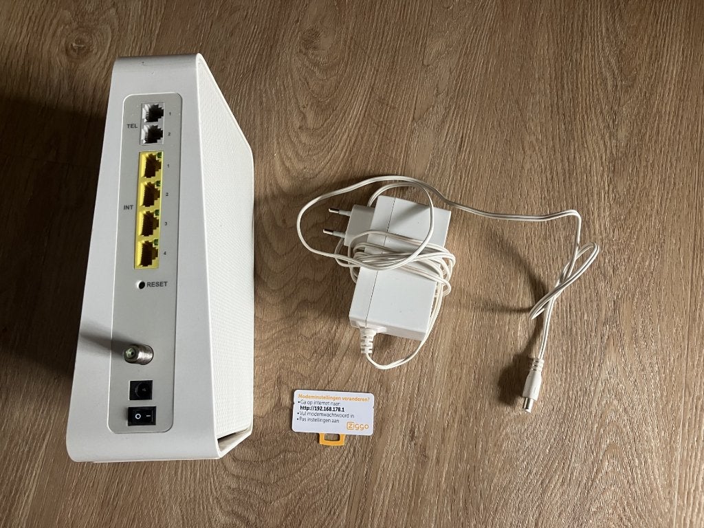 ziggo connectbox router met wifi modem CH7465LG-ZG, Ophalen of Verzenden, Gebruikt, Router met modem, Ziggo