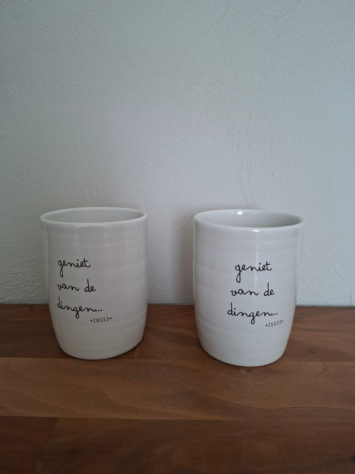 ZUSSS mokken 'geniet van de dingen...' - set van 2, Huis en Inrichting, Overige merken, Keramiek, Zo goed als nieuw, Modern