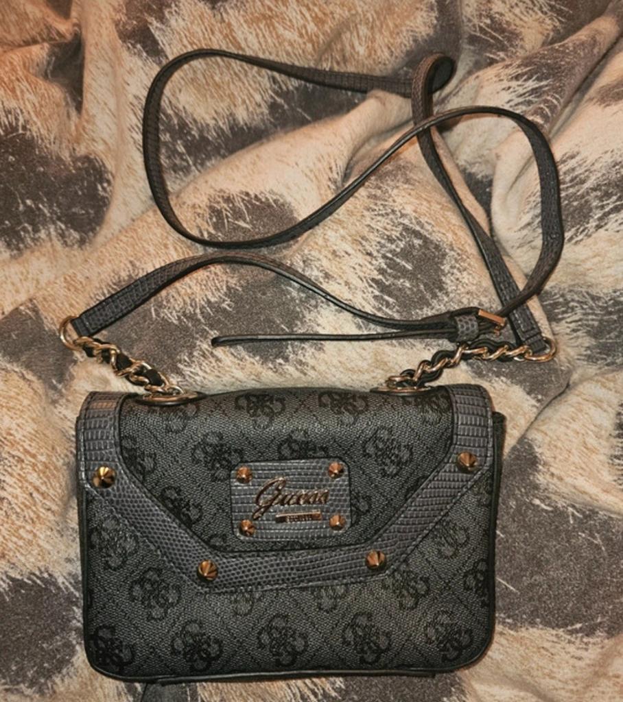Guess Schoudertasje Zwart met Goudkleurige Details, Ophalen of Verzenden, Zo goed als nieuw, Zwart, Schoudertasje