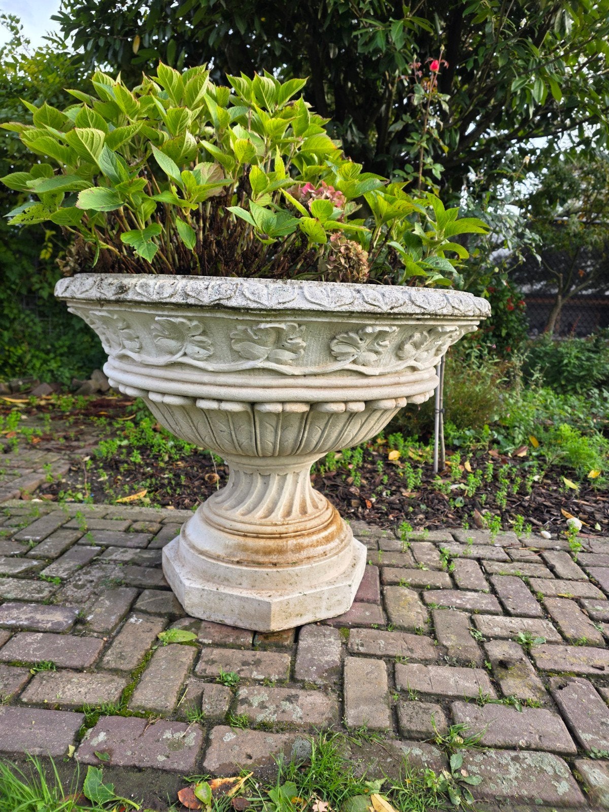 Grote klassieke stenen bloempot voor buiten, Gebruikt, Rond, Ophalen of Verzenden, Balkon