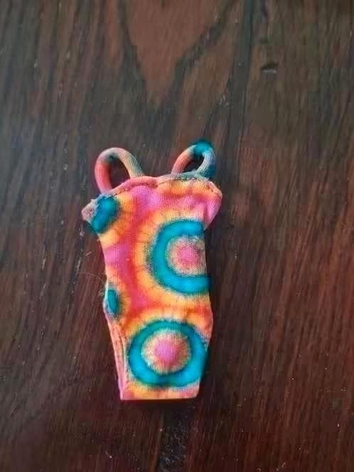 Barbie poppenkleding - Tie-dye badpak, Ophalen of Verzenden, Gebruikt