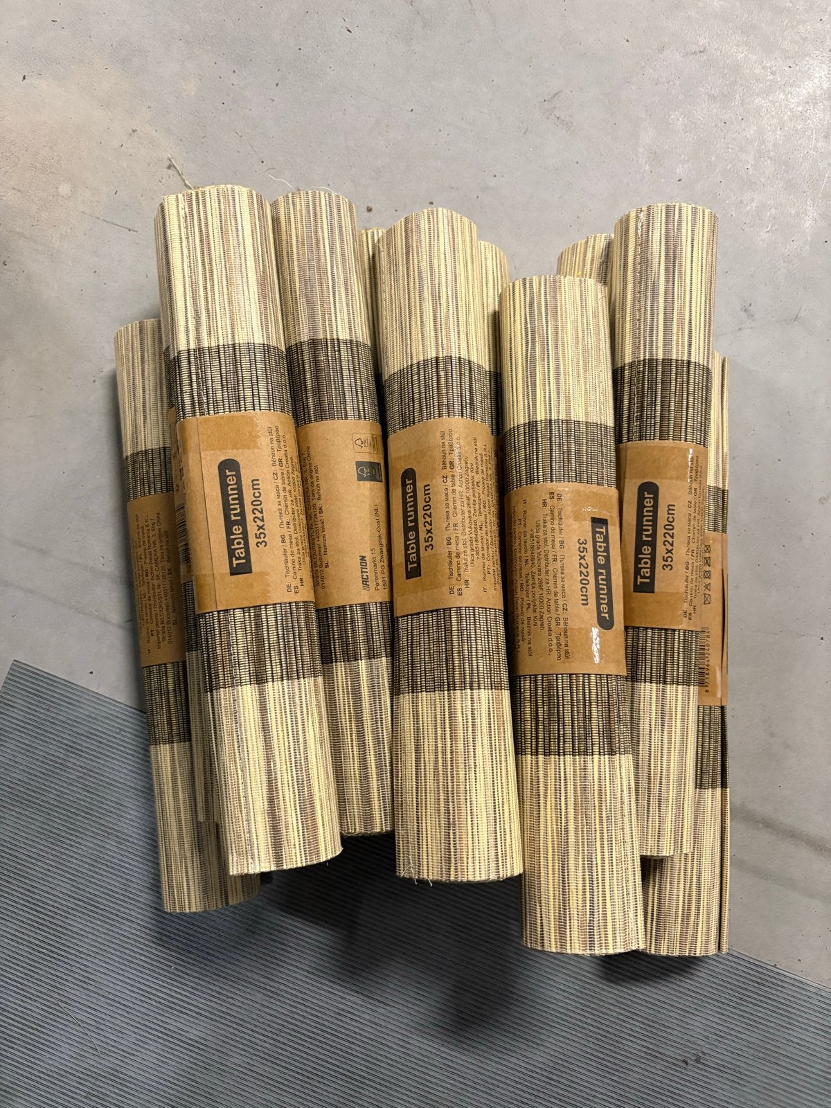 Partij 20 stuks tafelrunners 35x220cm, Nieuw, Ophalen of Verzenden, Meerkleurig, 35 cm