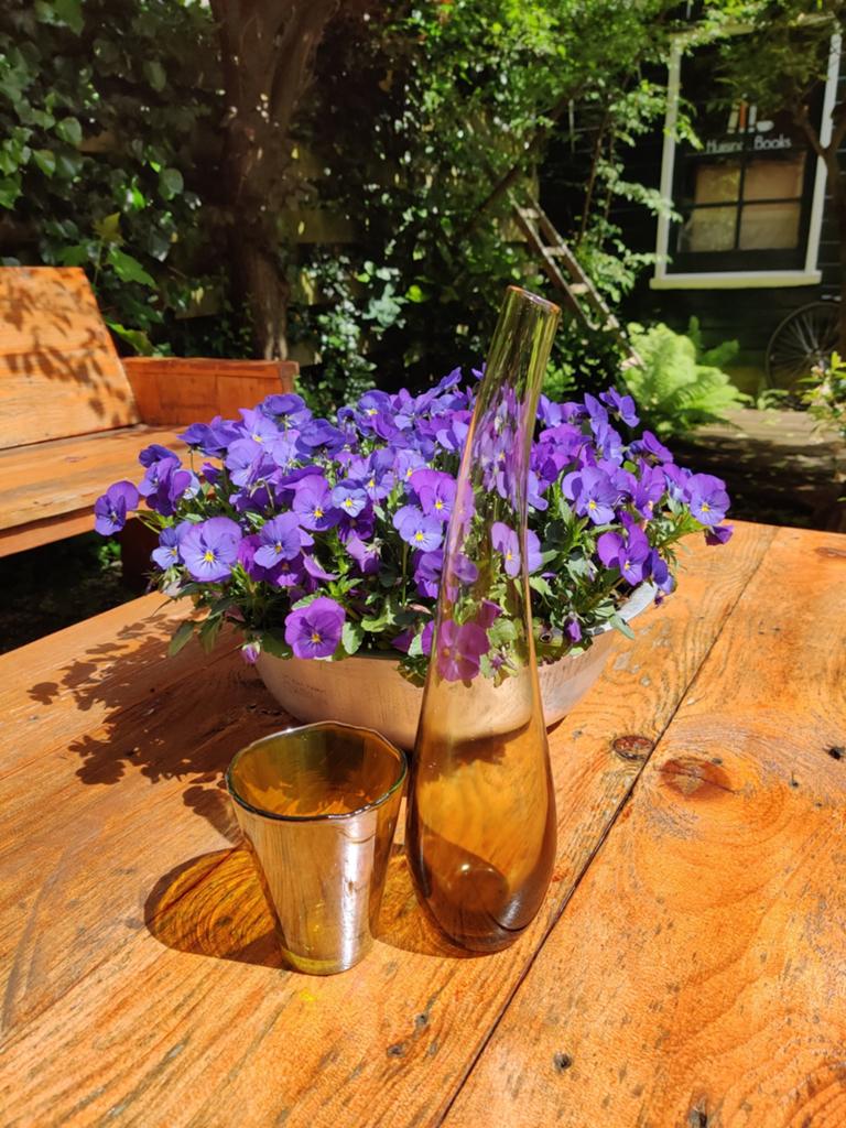 Geel glazen glas en 'kalabas' fles, Antiek en Kunst, Antiek | Glas en Kristal, Ophalen of Verzenden