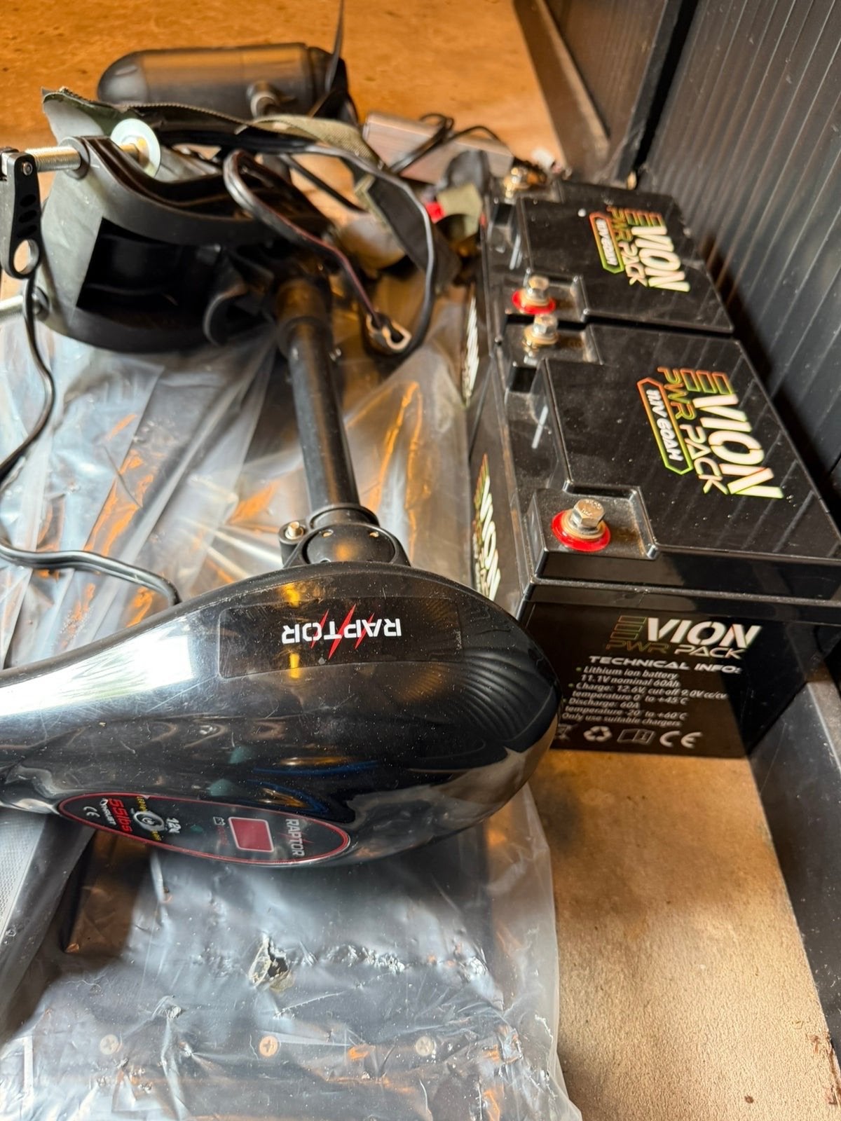 Raptor 55 lbs elektromotor + 2x Evion Lithium accu + lader, Ophalen of Verzenden, Gebruikt, Motor en Techniek