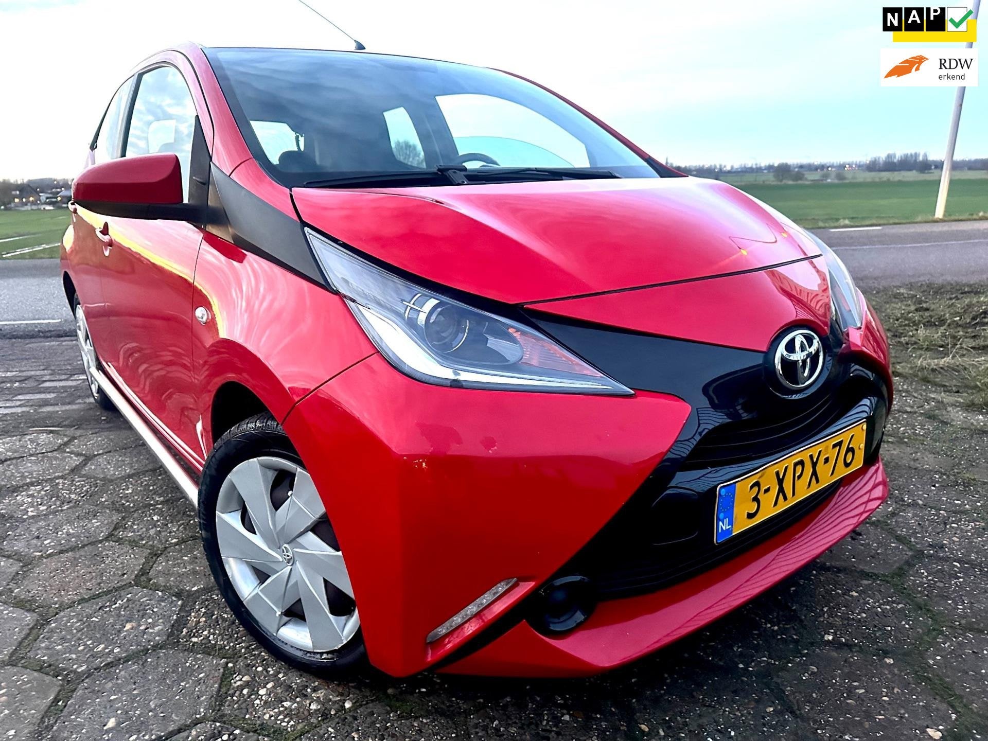 Toyota Aygo 1.0 5D CRUISECONTROL NW APK ELEK.RAMEN BLUETOOTH, Auto's, Euro 5, 4 stoelen, Origineel Nederlands, Bedrijf