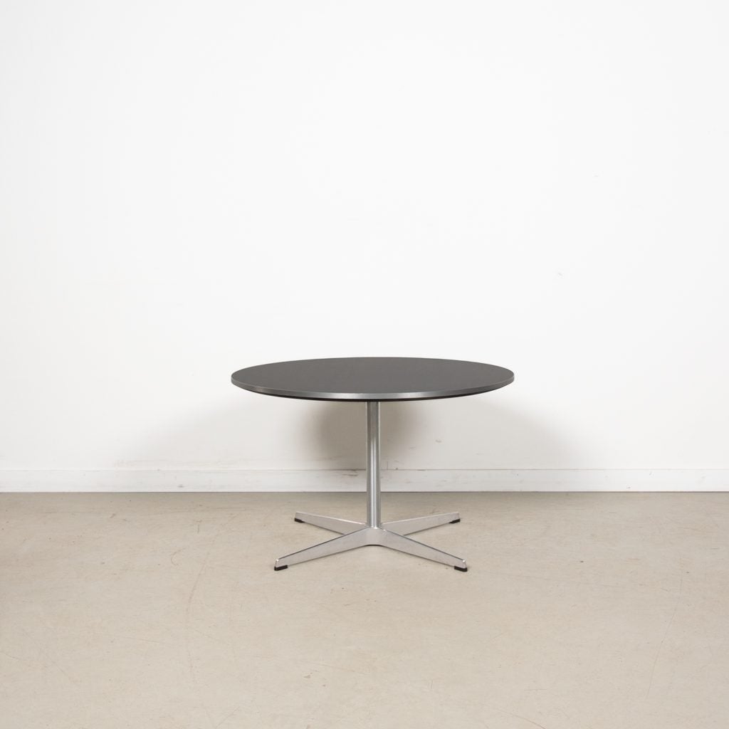 Fritz Hansen A222 Tafel Rond Zwart Ø75 cm - Aluminium, Huis en Inrichting, Tafels | Eettafels, Niet ingevuld, Zo goed als nieuw