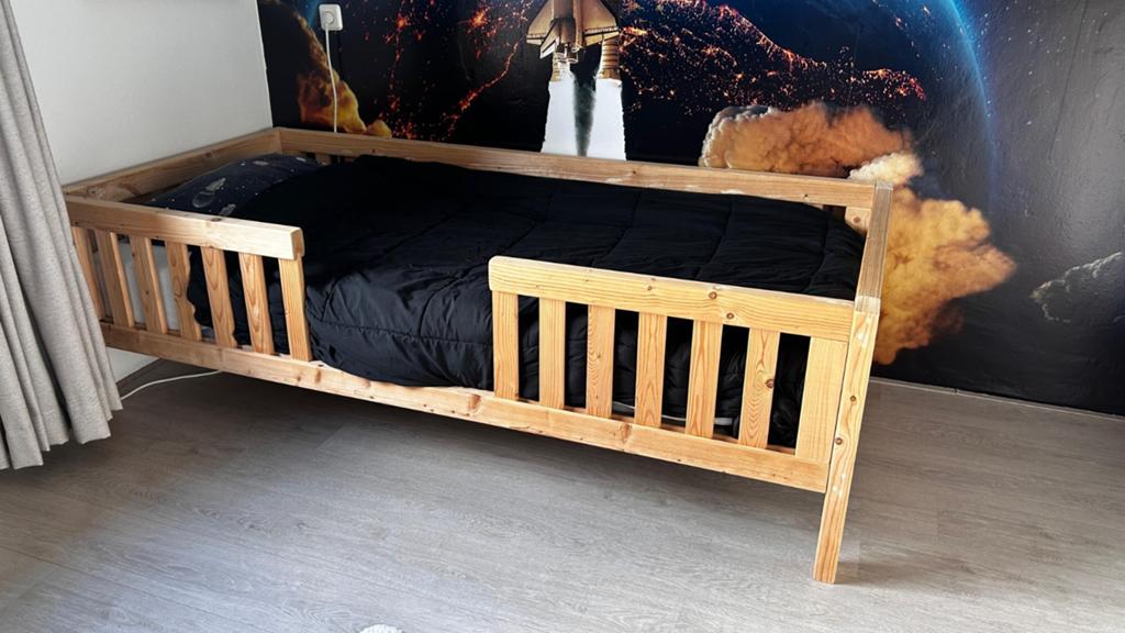 Peuterbed 180cm handgemaakt zeer stevig, Ophalen, 85 tot 100 cm, Zo goed als nieuw, Lattenbodem