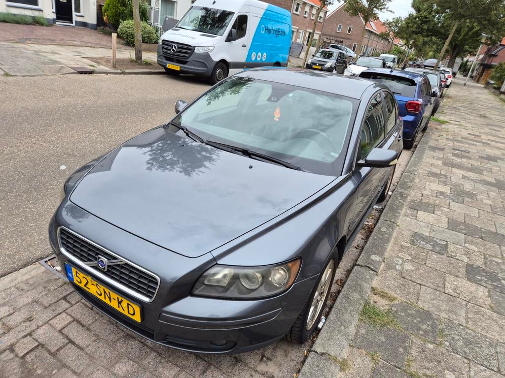Volvo S40 1.8 2006 Grijs, Auto's, Volvo, S40, Benzine, C, Sedan, Handgeschakeld, Origineel Nederlands, Zilver of Grijs, Zwart