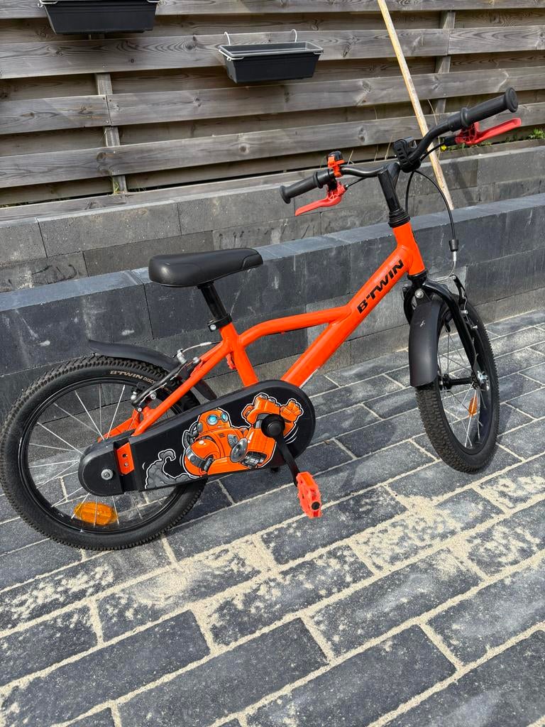 B-twin kinderfiets 16 inch met stoere robot, Fietsen en Brommers, Fietsen | Kinderfietsjes, Ophalen, Zo goed als nieuw, Velgrem
