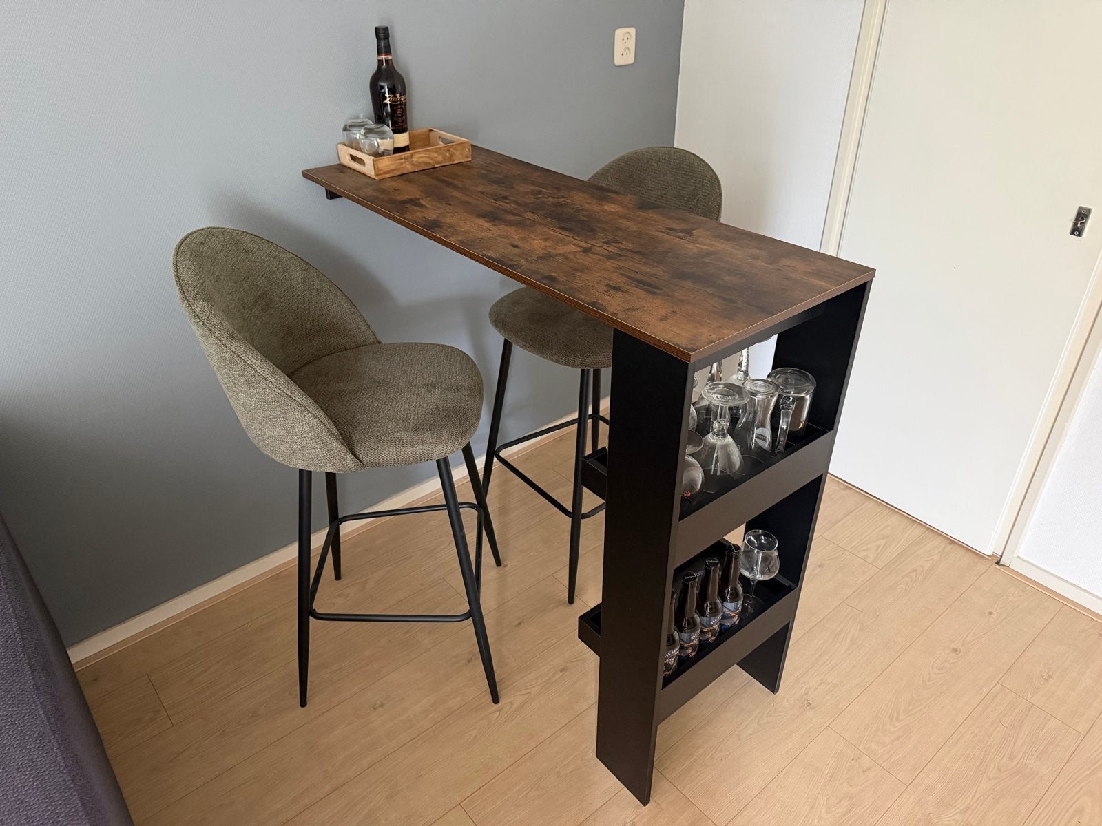 Bartafel met opbergruimte en twee barstoelen, Ophalen, Zo goed als nieuw, Inclusief barstoelen