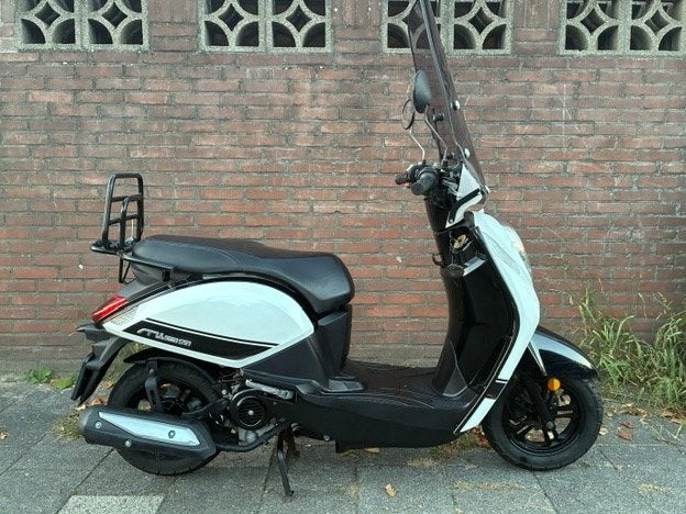 MOOIE SYM MIO 50i SNOR SCOOTER EURO4 BOUWJAAR 2019, Fietsen en Brommers, Benzine, Ophalen, Mio