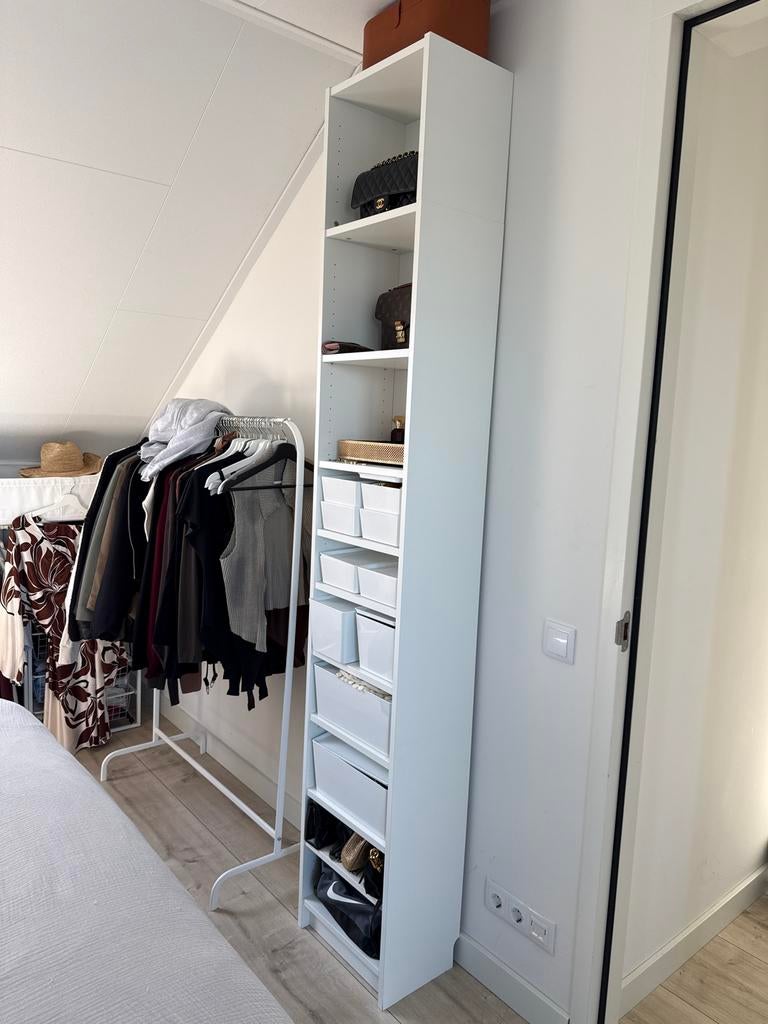 Witte smalle kast met planken, Minder dan 50 cm, Gebruikt, 200 cm of meer, Ophalen of Verzenden