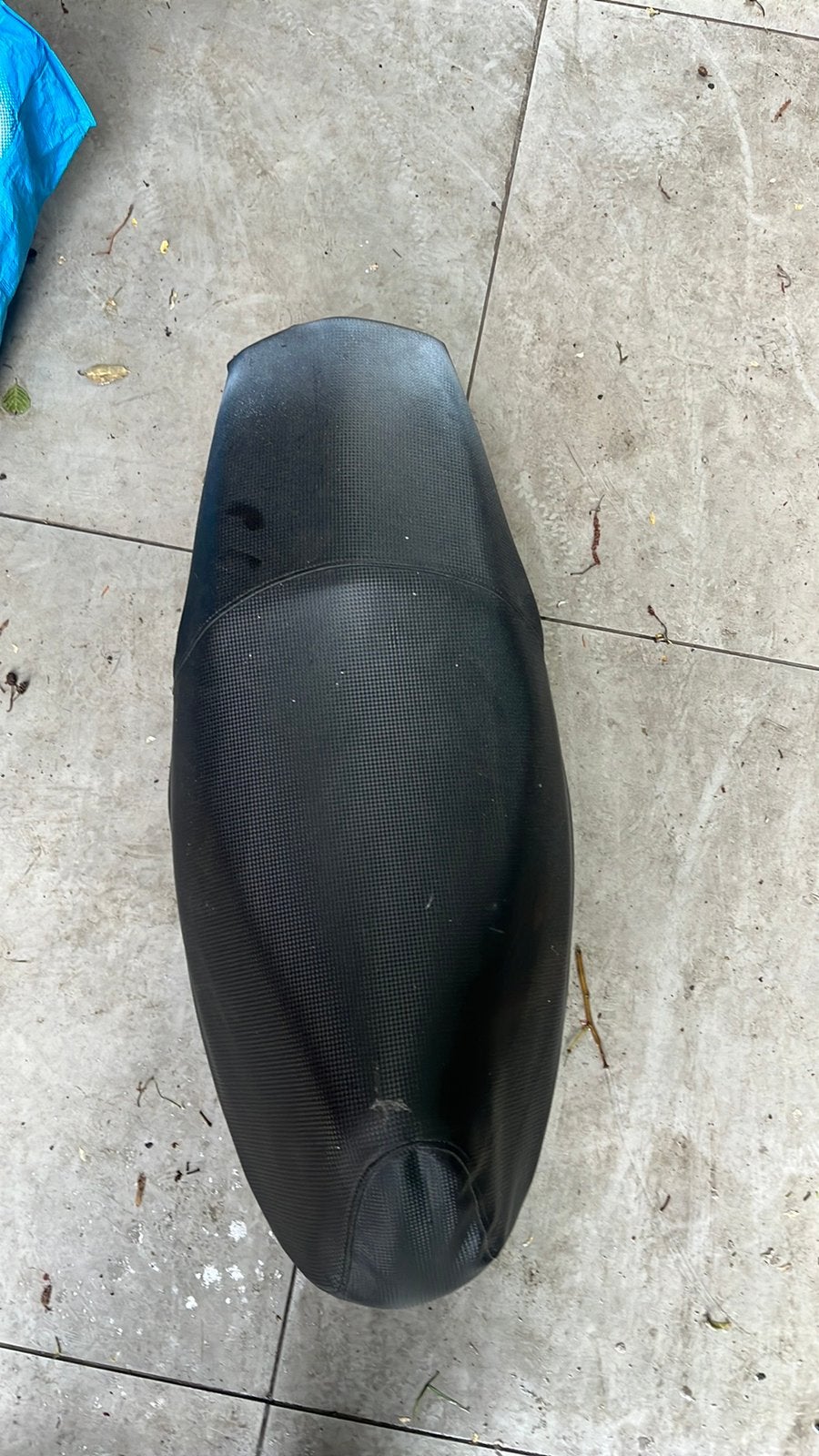Buddy zadel + bak carbon peugeot speedfight 3, Fietsen en Brommers, Brommeronderdelen | Scooters, Ophalen of Verzenden, Zo goed als nieuw