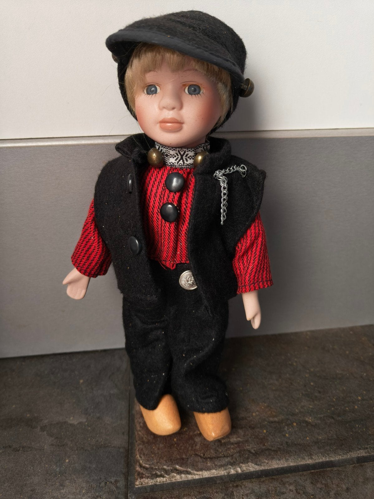 klederdracht pop, porseleinen pop, Ophalen of Verzenden