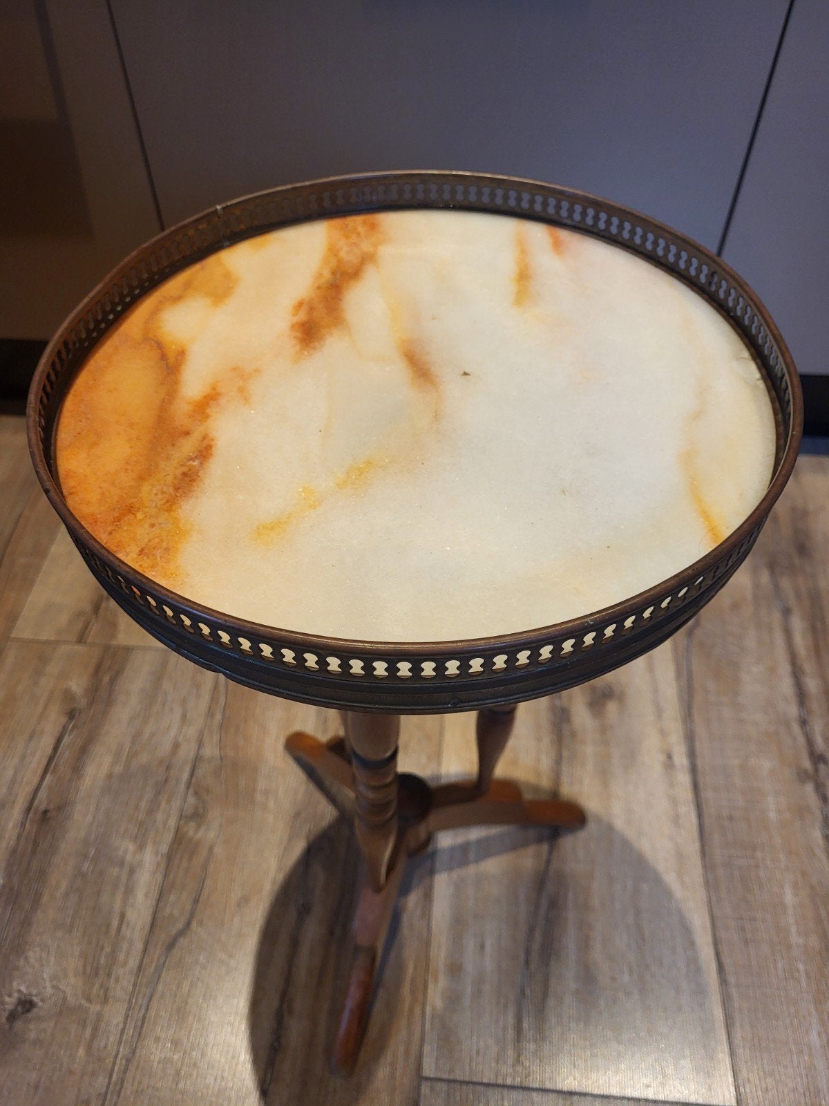 Plantentafeltje met marmeren blad, Ophalen