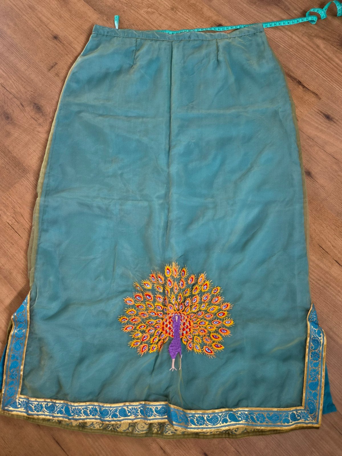 Turquoise rok met pauwenborduurwerk en gouden bies maat M, Maat 38/40 (M), Blauw, Ophalen of Verzenden, Onder de knie