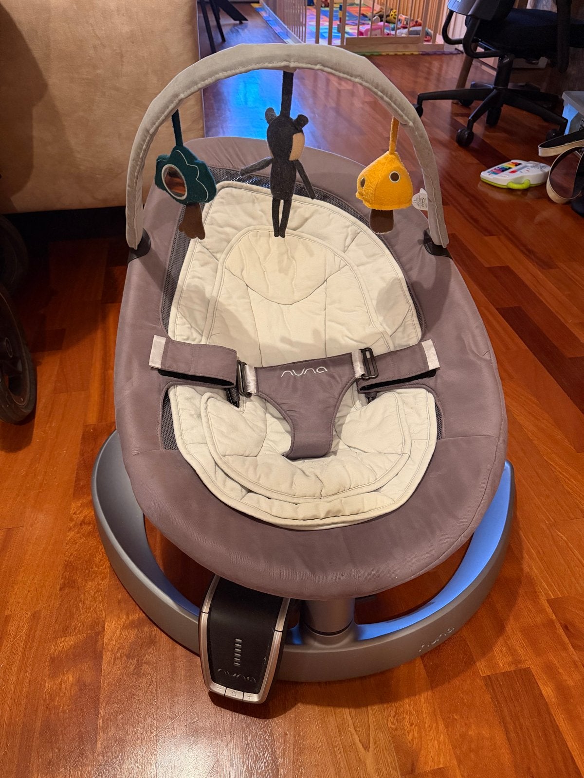 Nuna Leaf met Speelboog en motor, Ophalen, Zo goed als nieuw