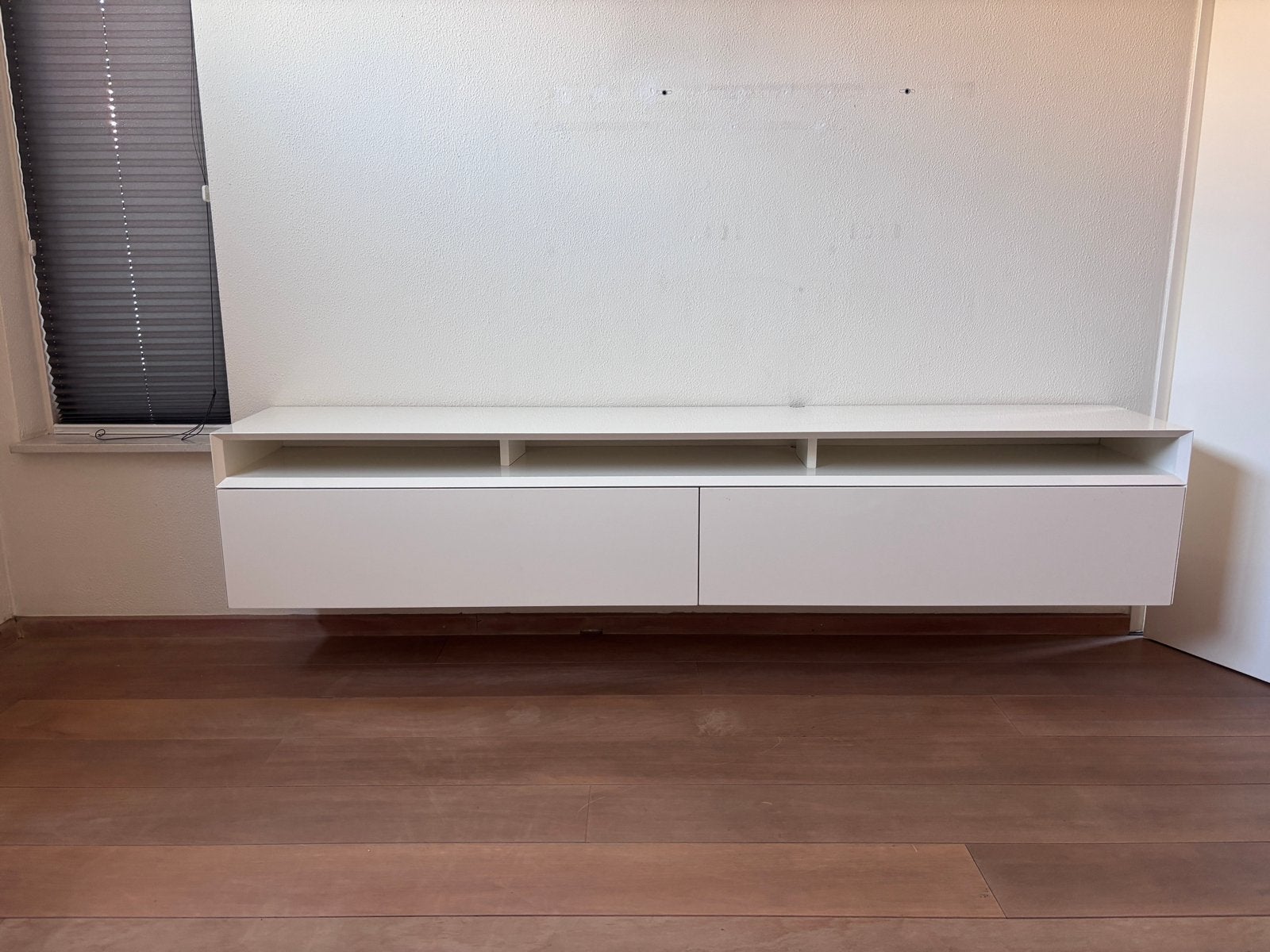 Witte zwevende tv-meubel met lades en opbergvakken, Ophalen, Kunststof, 150 tot 200 cm, Zo goed als nieuw