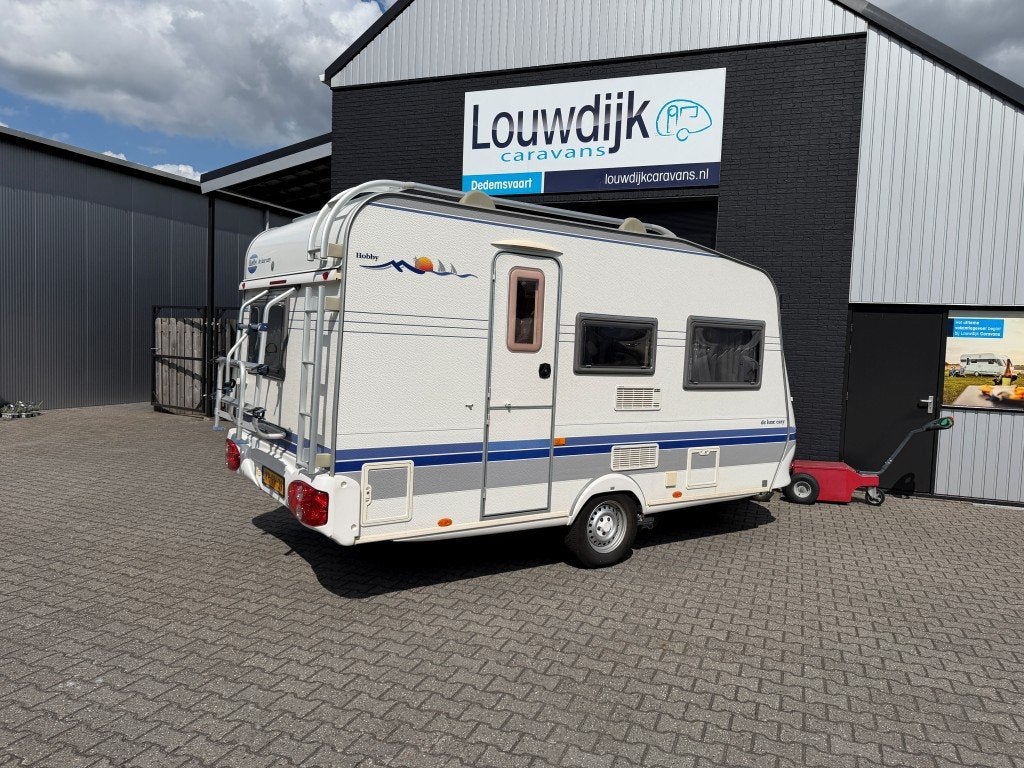 HOBBY De Luxe 400 SF ’05 (Mover, Vastbed), Caravans en Kamperen, Caravans, Vast bed, Hobby, Bedrijf, Treinzit