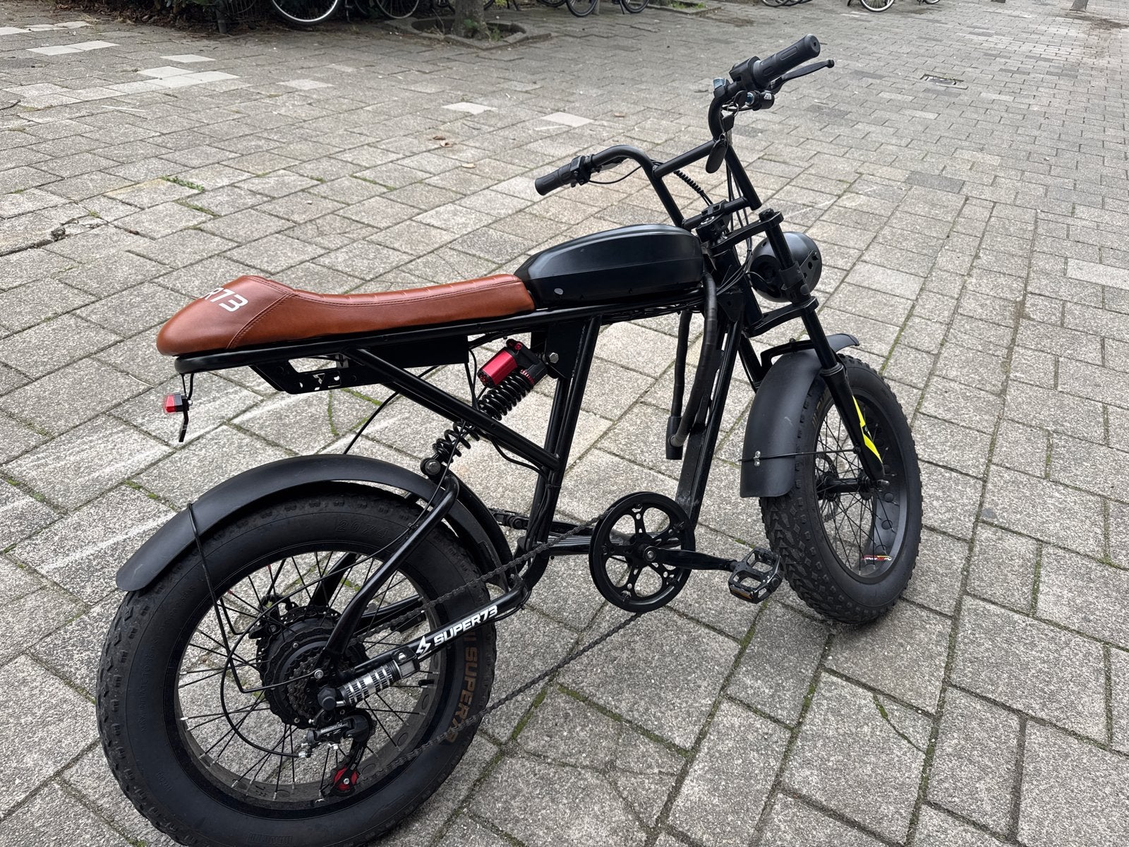 Super73 E-bike - Zwart met bruin zadel, Zo goed als nieuw, 51 tot 55 cm, 50 km per accu of meer, Ophalen