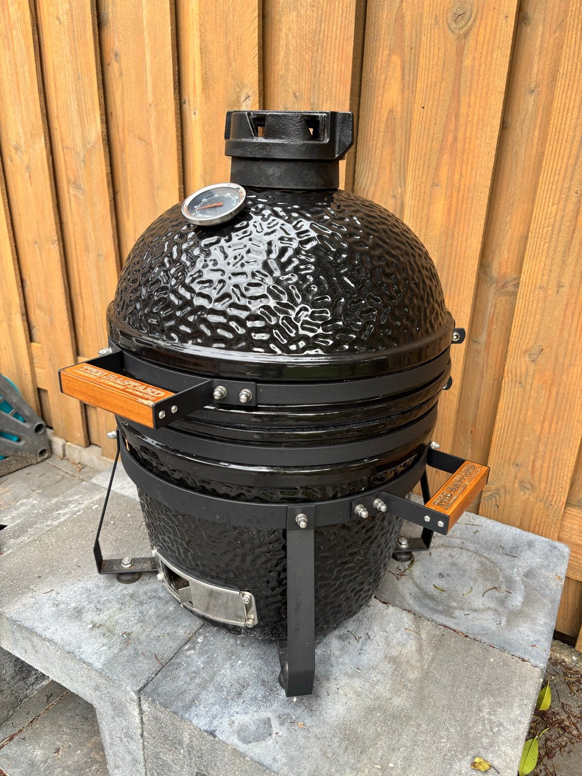 The Bastard Compact Kamado BBQ NIEUW MODEL met hoes en grill, Tuin en Terras, Ophalen, Gebruikt