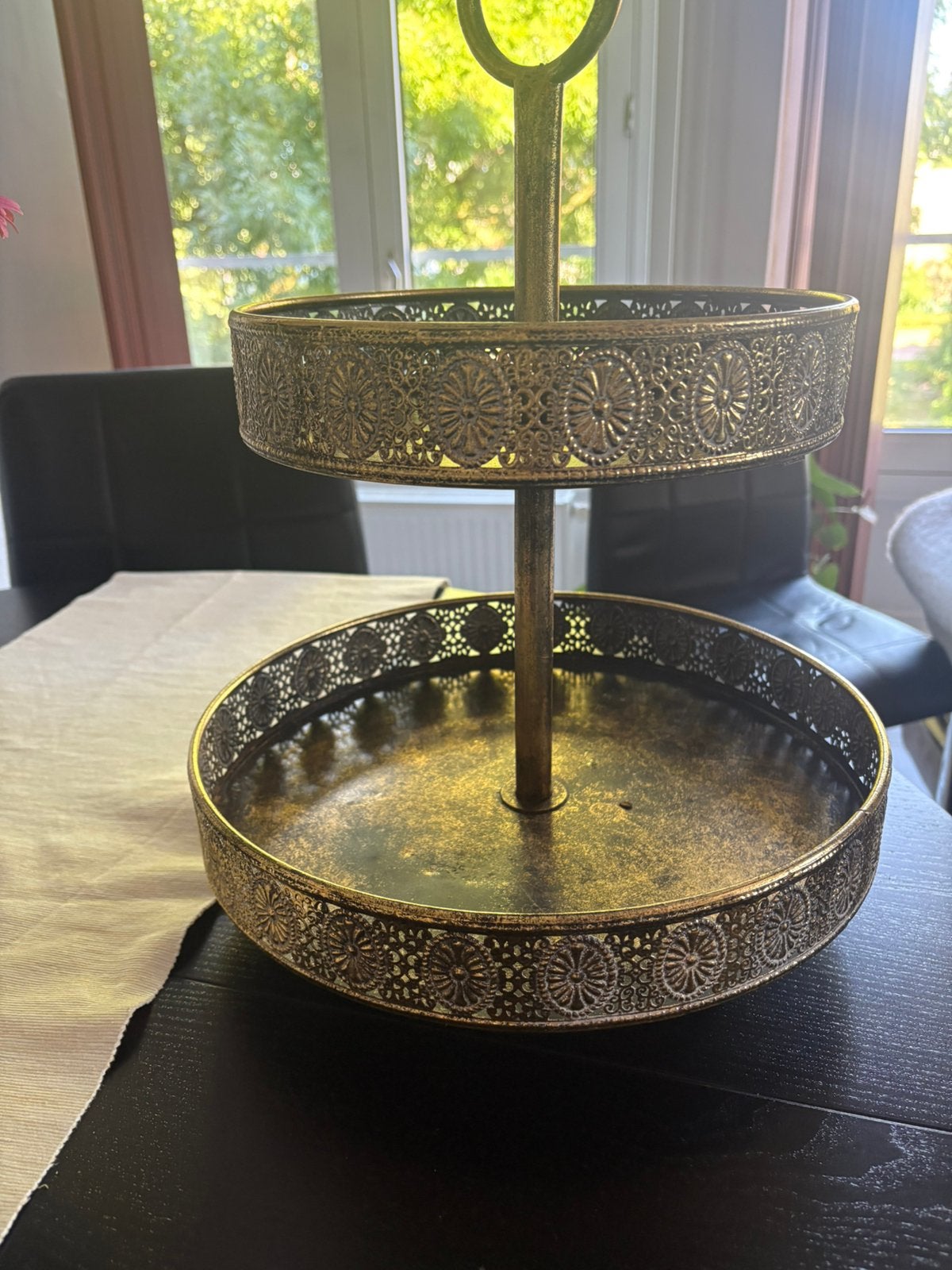 Sierlijke vintage metalen etagère – 2 lagen – goud/brons, Huis en Inrichting, Woonaccessoires | Etagères, Ophalen, Zo goed als nieuw