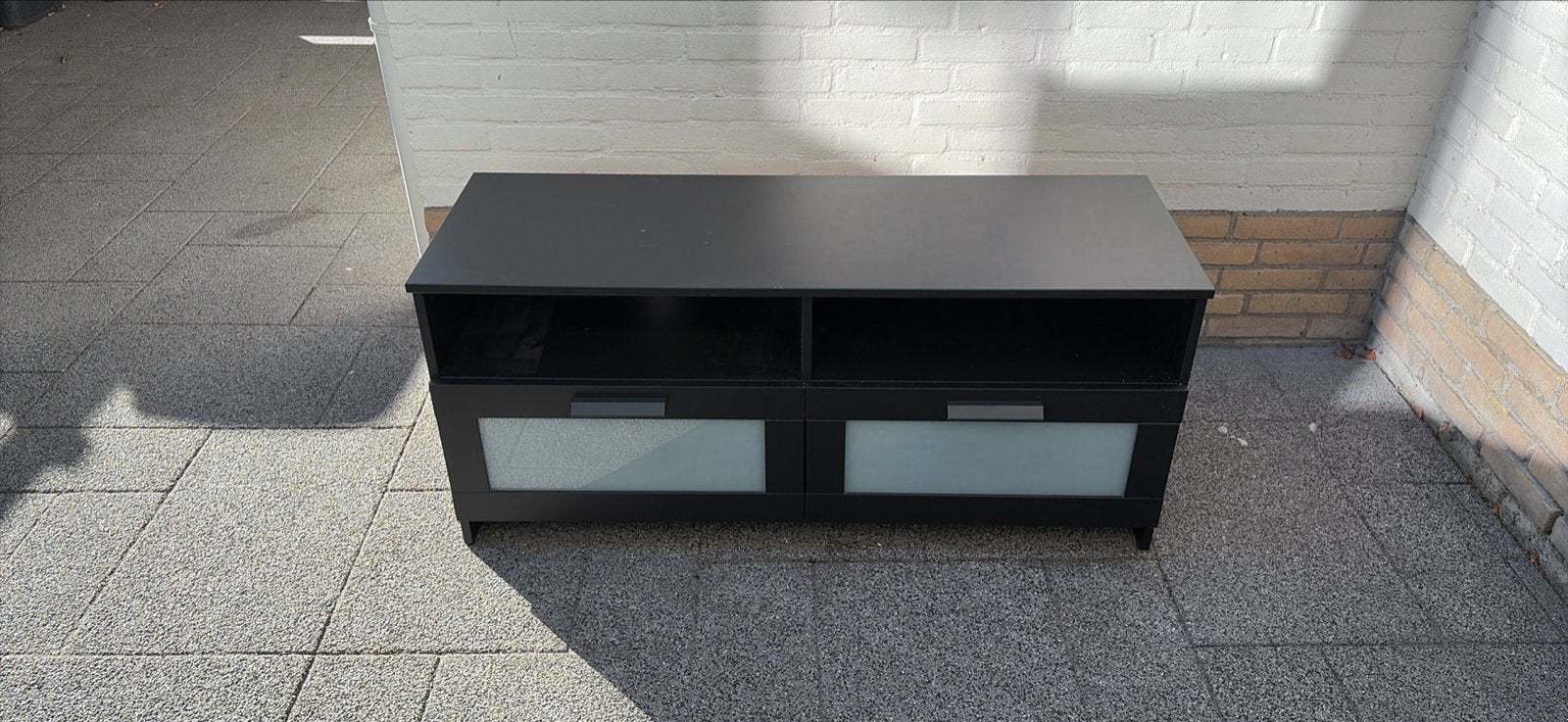 Zwart tv-meubel met glazen deuren, Ophalen, 100 tot 150 cm, Zo goed als nieuw, Minder dan 100 cm