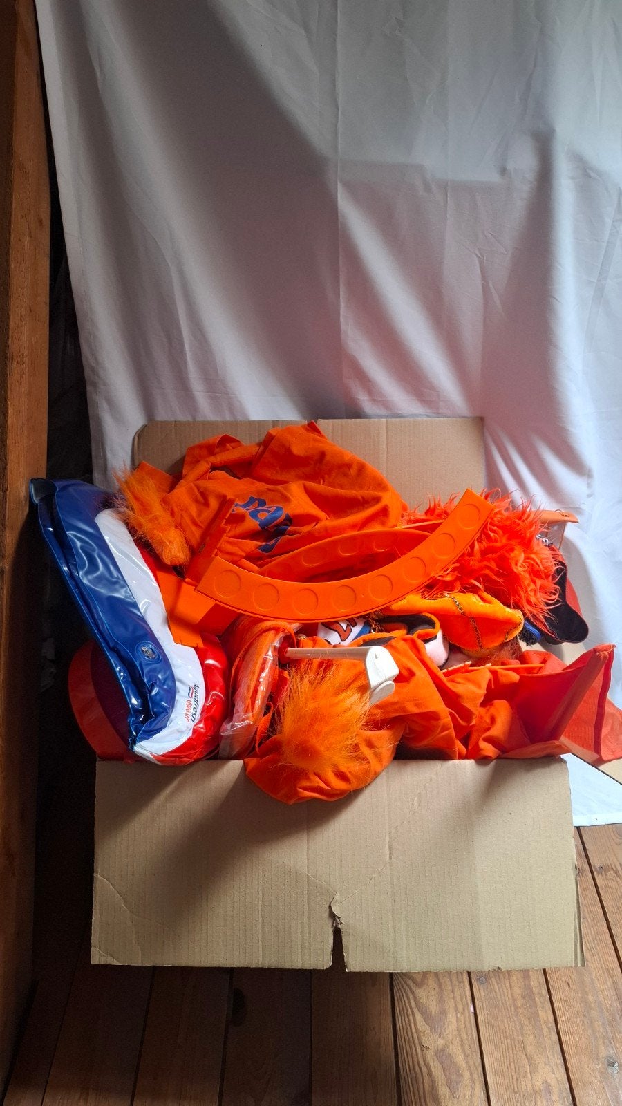 Grote doos vol oranje feestartikelen voor Koningsdag/EK/WK, Ophalen, Gebruikt, Feestartikel, Oranje of Koningsdag