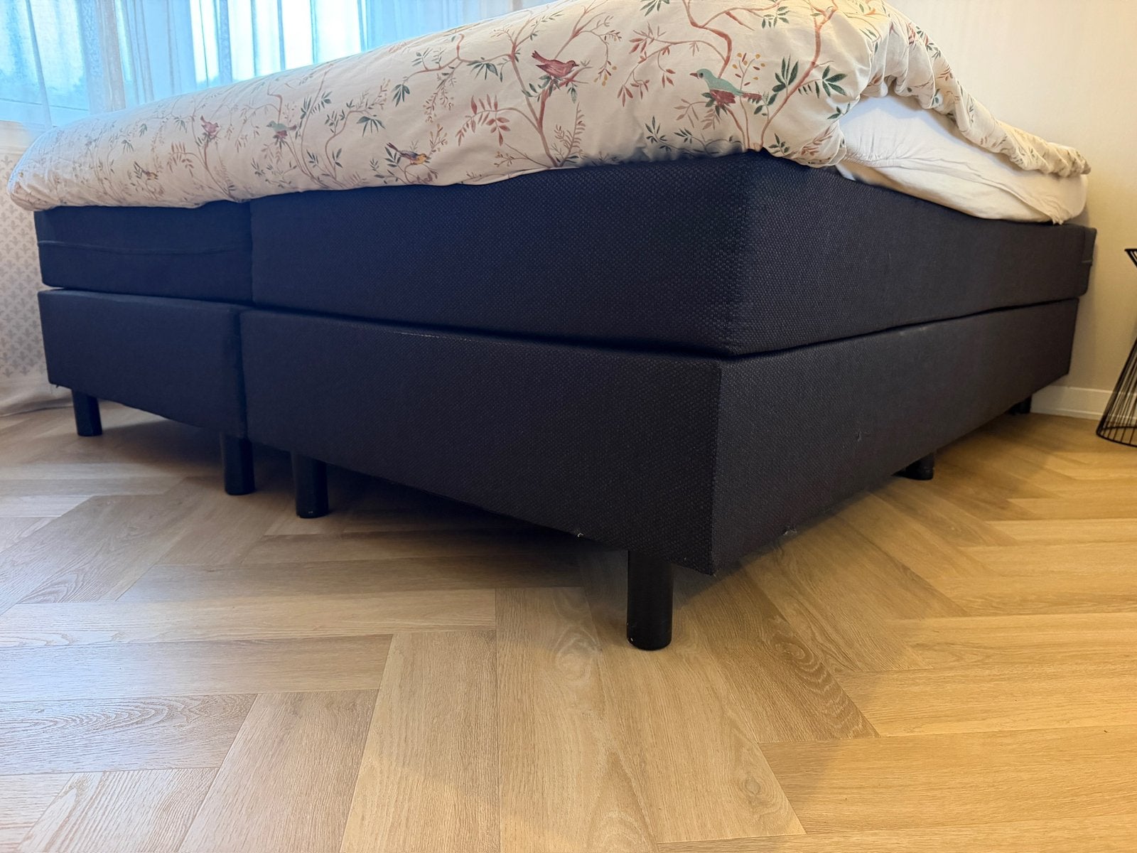 Stijlvolle zwarte boxspring 180x200 + Swiss Sense topper, Ophalen, Zo goed als nieuw, Tweepersoons, 180 cm
