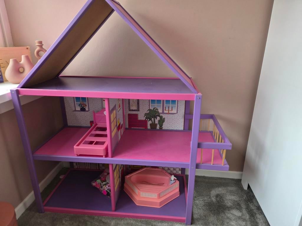 Groot Barbie huis met veel Barbies en accessoires, Kinderen en Baby's, Speelgoed | Poppenhuizen, Ophalen of Verzenden, Gebruikt