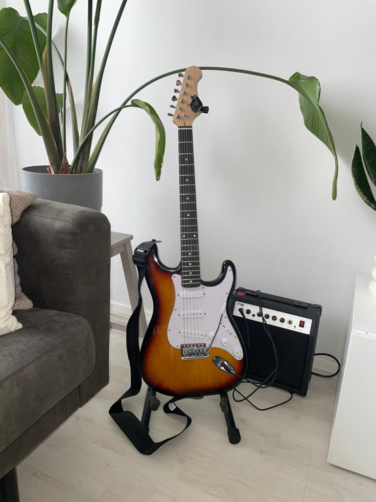 elektrische gitaar sunburst starterset, Met versterker, Zo goed als nieuw, Solid body, Ophalen