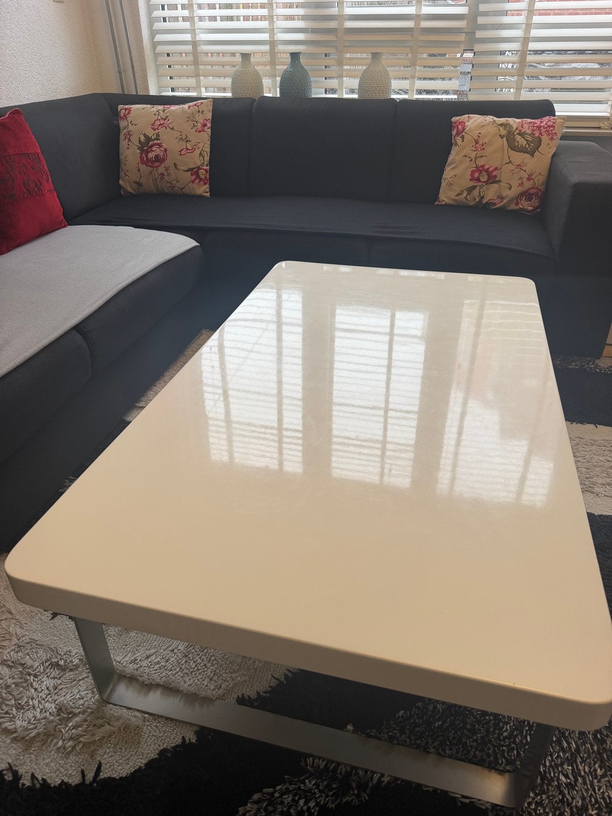 salontafel met hooglans wit blad en metalen onderstel, Gebruikt, 100 tot 150 cm, Metaal, 50 tot 100 cm