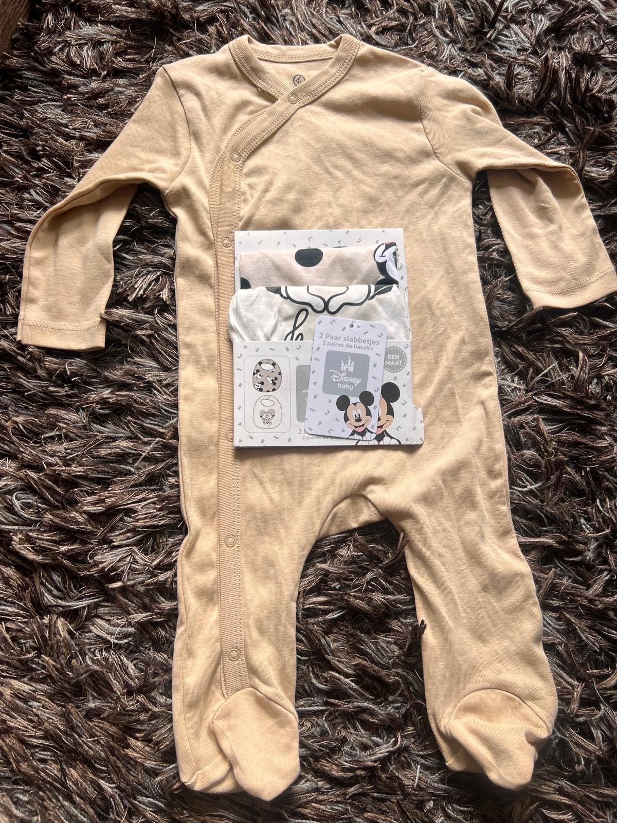 Nieuw Baby boxpakje en Disney slabbetjes set, Ophalen of Verzenden, Nieuw, Jongetje of Meisje, Pakje