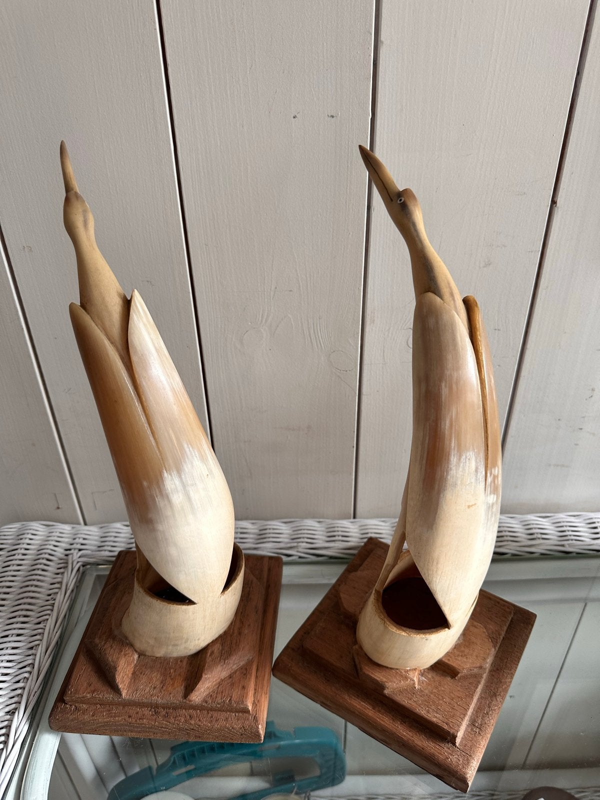 Set van 2 handgesneden vogels op houten sokkel, Natuurlijk materiaal, Ophalen of Verzenden, Handgemaakt, 20 - 50 cm