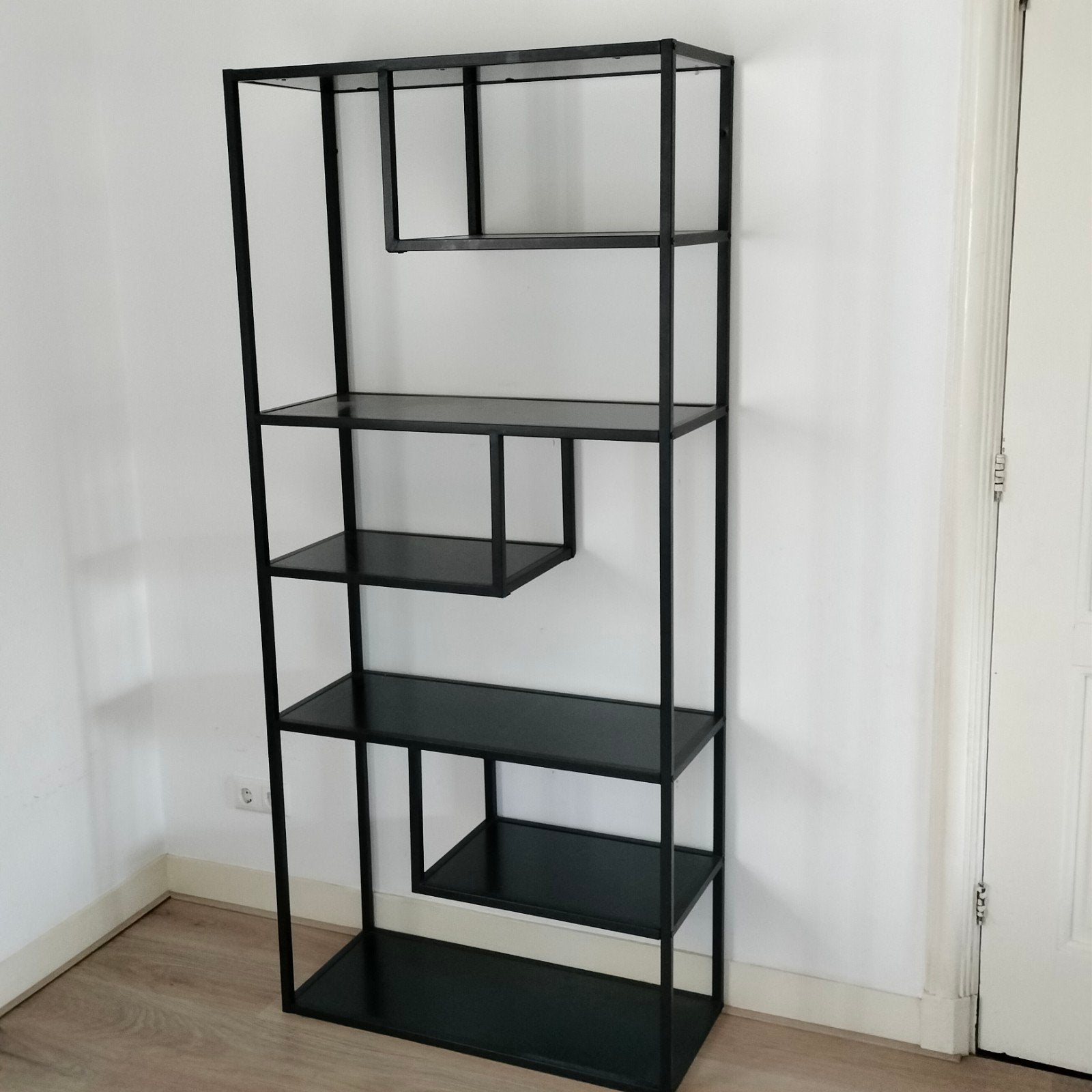 Zwart metalen open vakkenkast met speelse indeling, Ophalen, Met plank(en), Modern, Industrieel, 50 tot 100 cm