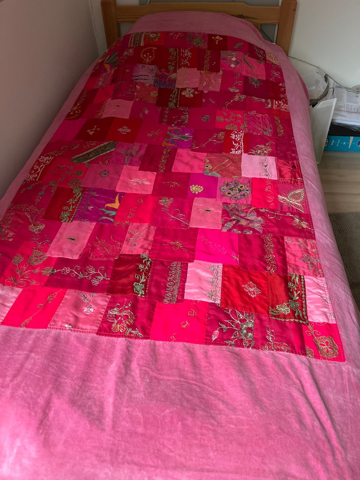 Roze sprei met geborduurde patchwork details, Gebruikt, Eenpersoons, Katoen, Ophalen of Verzenden