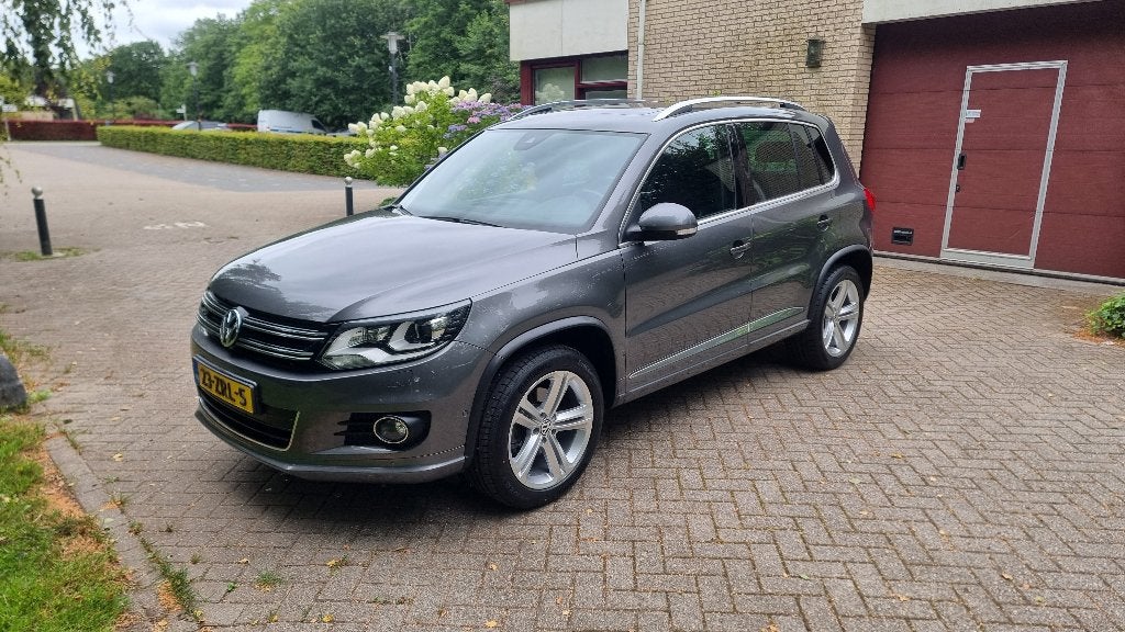 VW Tiquan1.4 TSI Sport&Style R-line EditionPano Org NL Auto, Auto's, Volkswagen, Voorwielaandrijving, 15 km/l, 4 cilinders, 122 pk