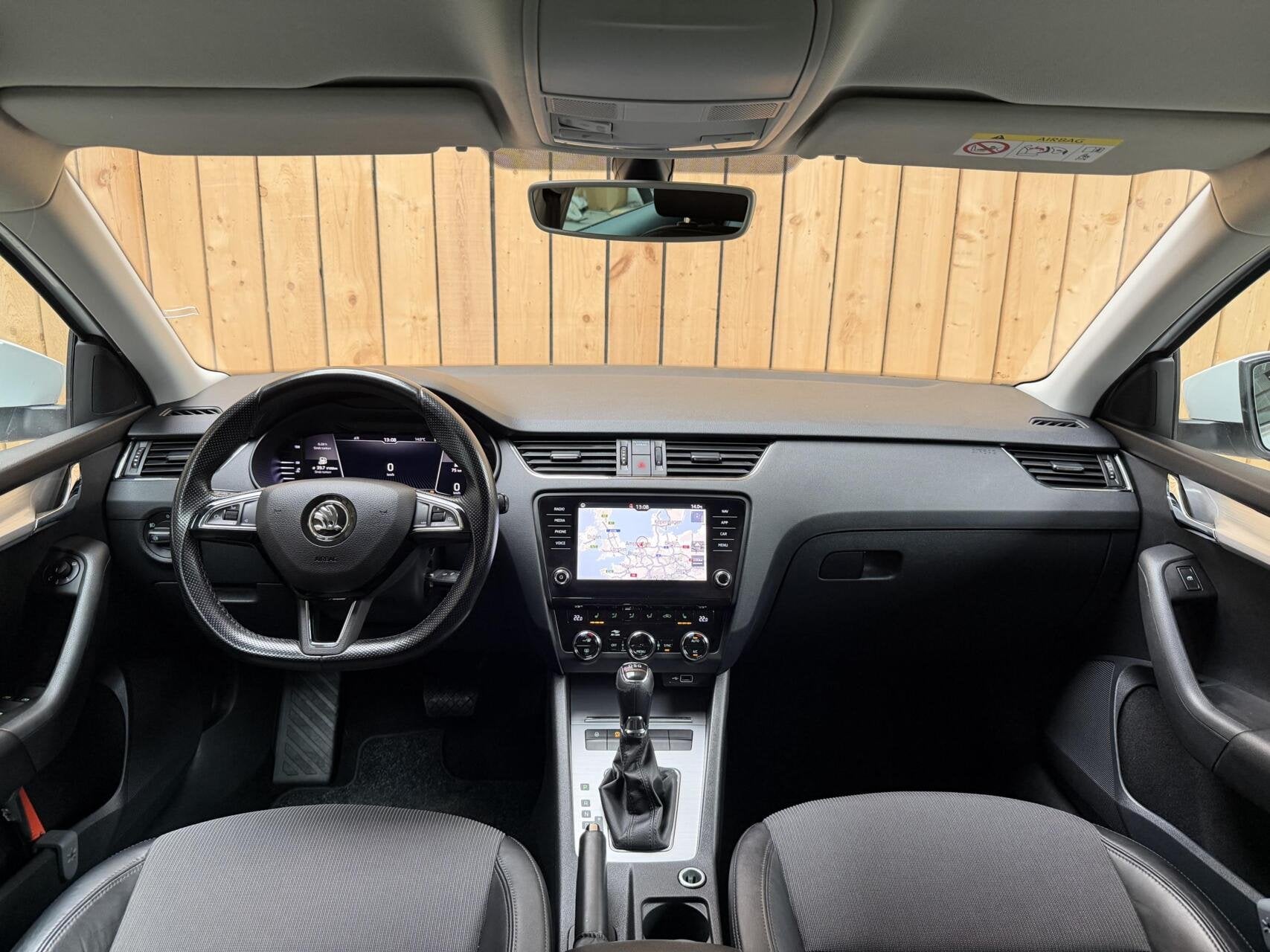 Skoda Octavia Combi 1.0 TSI Greentech Style Business Automaa, Auto's, Gebruikt, Euro 6, 116 pk, Wit