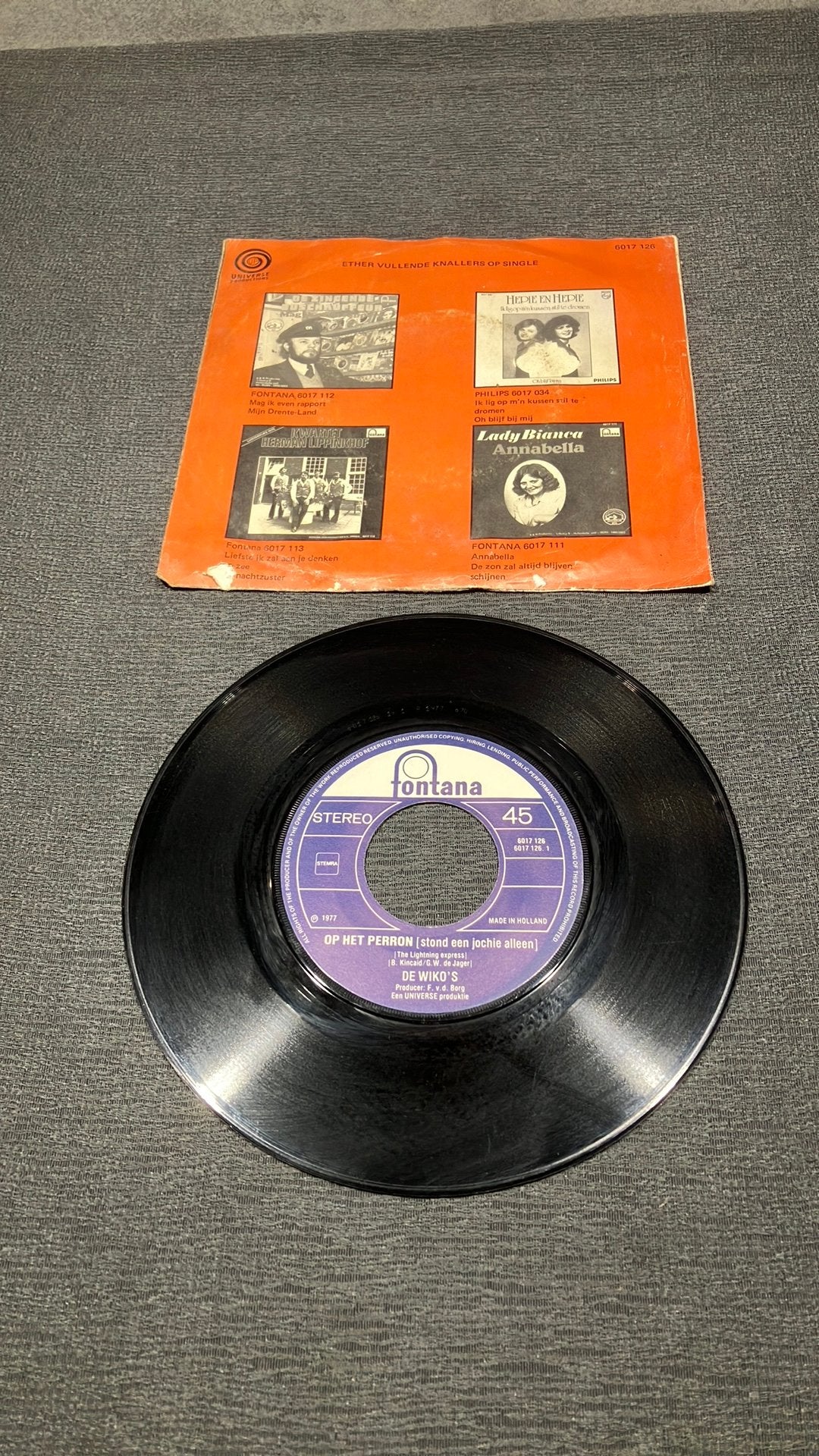 De Wiko’s. —  Op Het Perron.  - De Zwabber, Gebruikt, 7 inch, Ophalen of Verzenden, Fotohoes