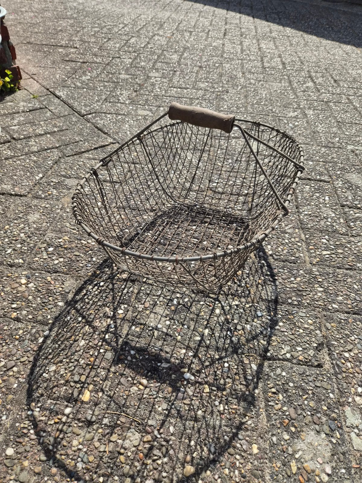 Vintage metalen draadmand met houten handvat, Ophalen of Verzenden