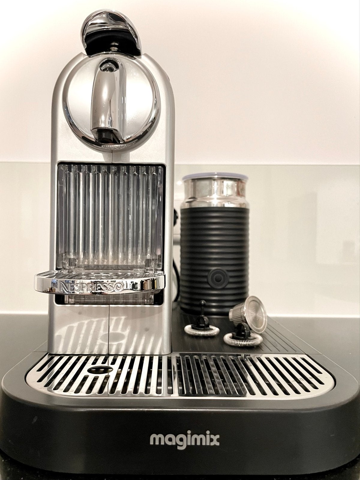Nespresso Magimix koffiemachine met melkopschuimer, Ophalen, Koffiemachine, Zo goed als nieuw, 1 kopje