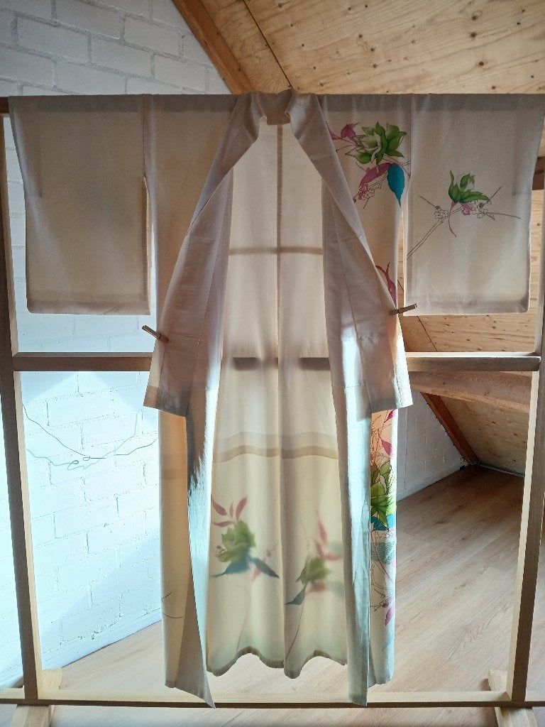 Traditionele Japanse Kimono white color flower, Antiek en Kunst, Ophalen of Verzenden