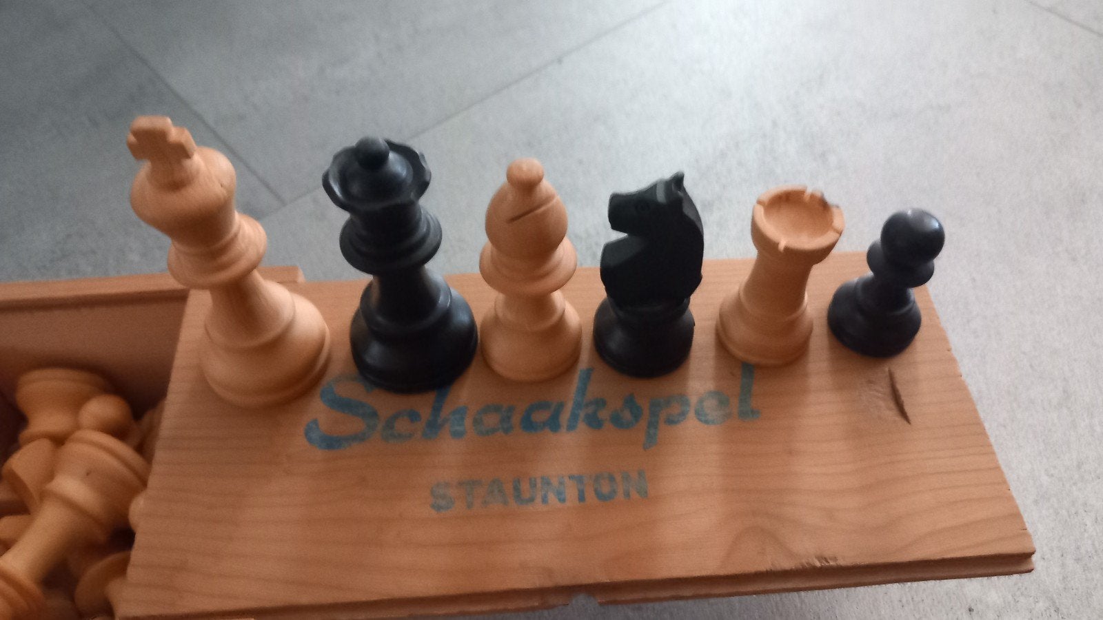 Vintage Schaakspel Staunton in kistje, koningshoogte 7,5 cm, Een of twee spelers, Ophalen of Verzenden, Gebruikt, Staunton