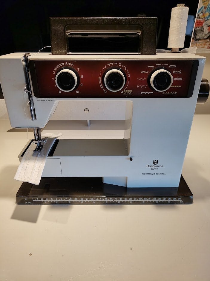 Naaimachine Husqvarna, Hobby en Vrije tijd, Naaimachines en Toebehoren, Ophalen of Verzenden, Gebruikt, Naaimachine, Husqvarna