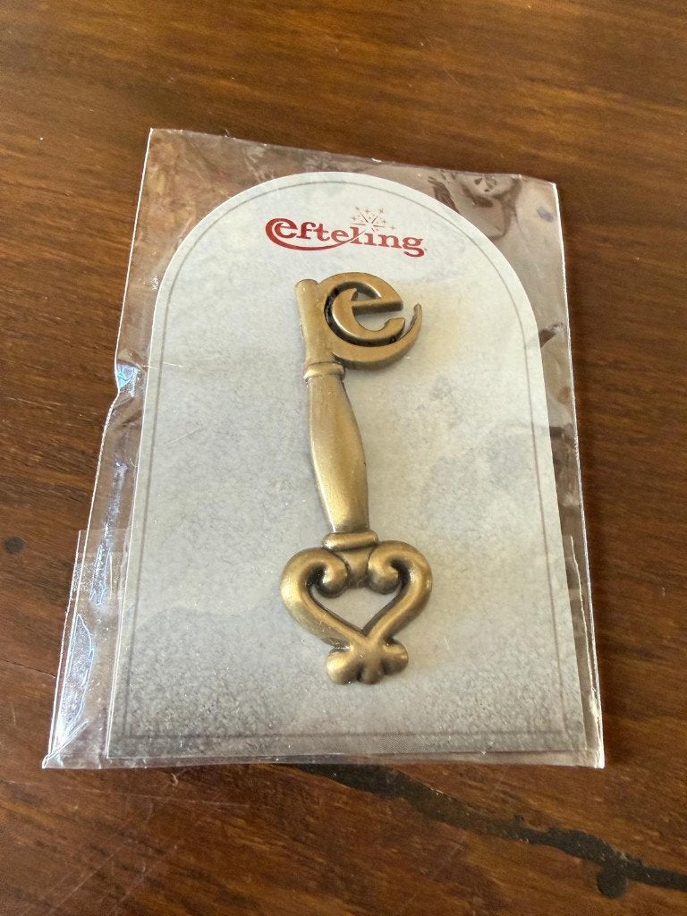 efteling sleutel personeelspin, Ophalen of Verzenden, Nieuw, Button of Speldje