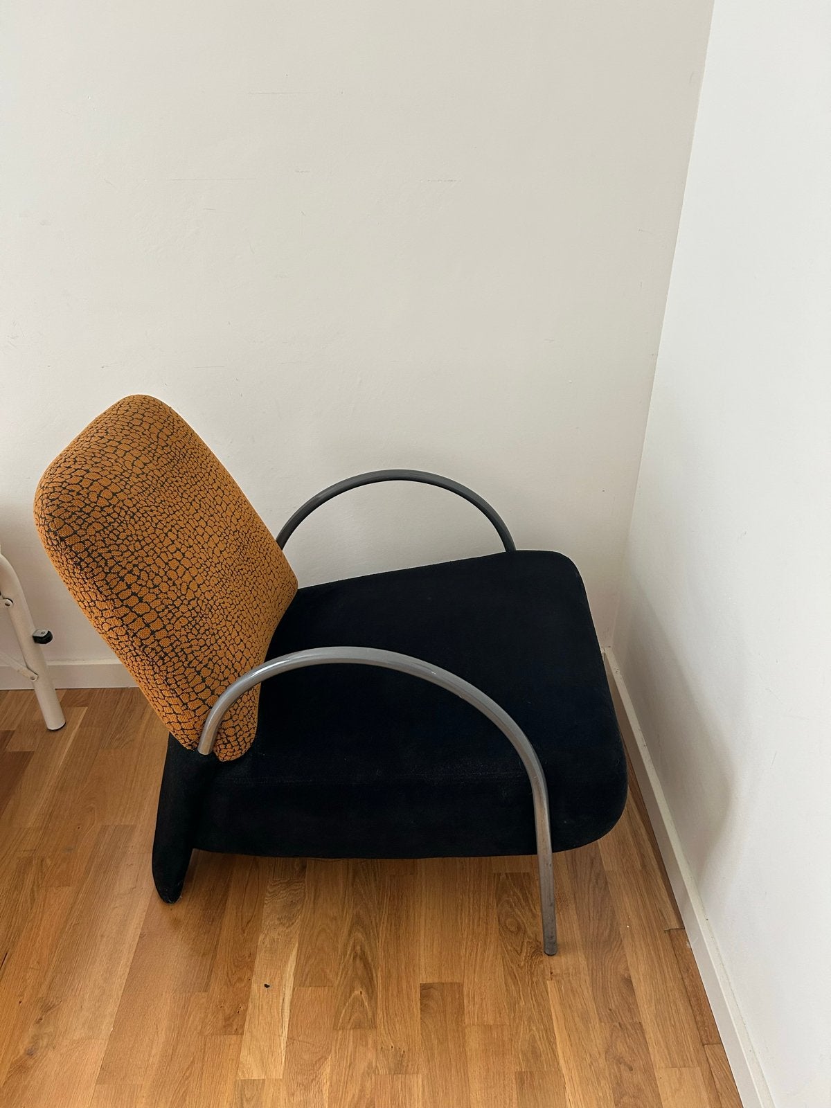 Vintage fauteuil met metalen frame en unieke bekleding, Huis en Inrichting, Stoelen, Ophalen, Gebruikt, Zwart, Metaal