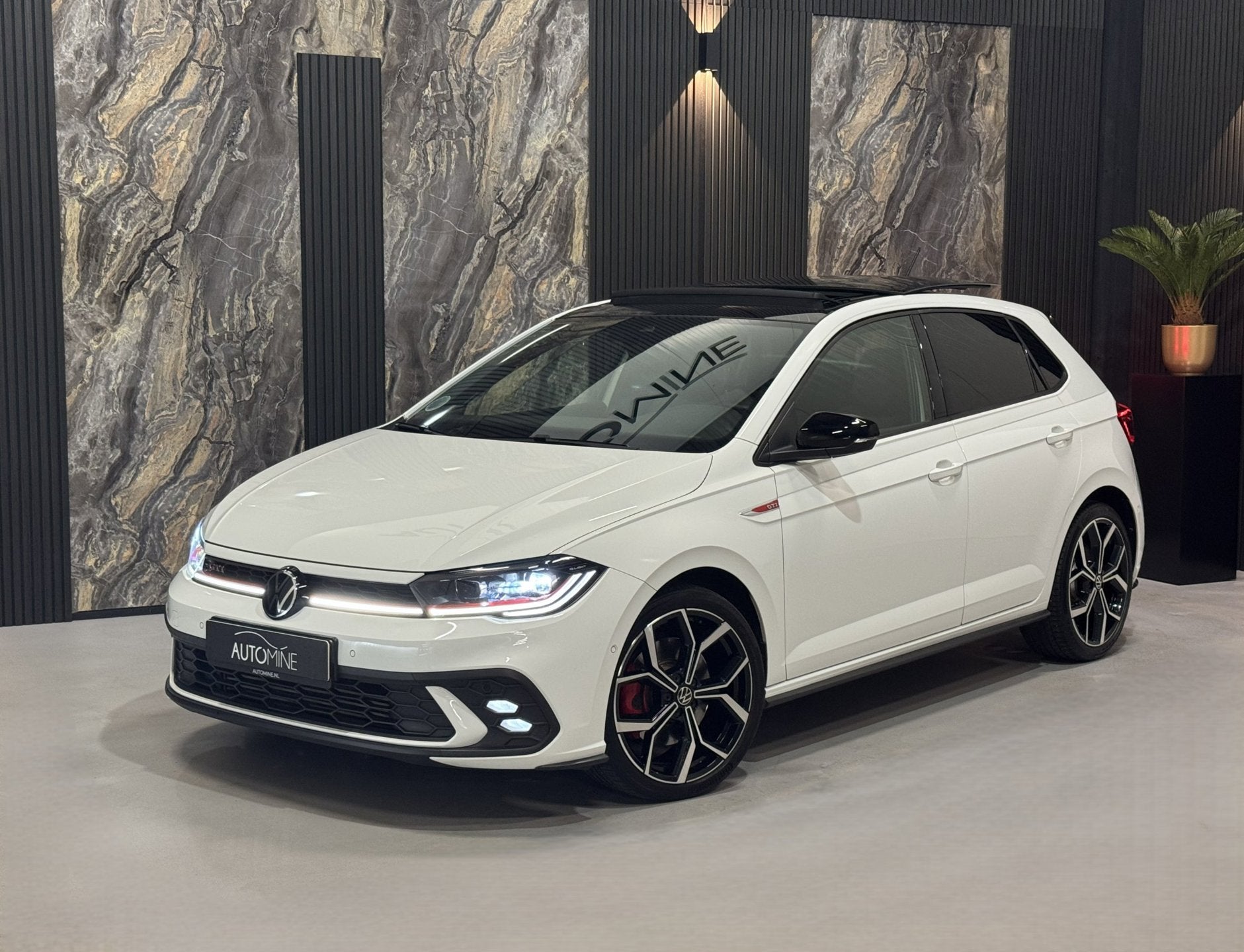 Volkswagen POLO 2.0 TSI GTI|PANO|SFEER|BEATS|BLINDSPOT|KEYLE, Dealer onderhouden, Stof, Gebruikt, 4 cilinders