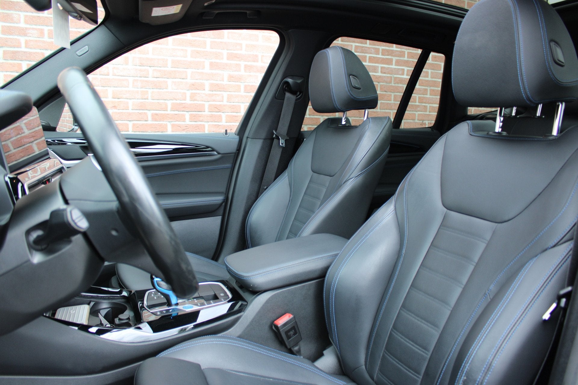 BMW iX3 High Executive M Sport 80 kWh |PANO-DAK|HUD|TREKHAAK, Automaat, Achterwielaandrijving, 110 €/maand, Zwart