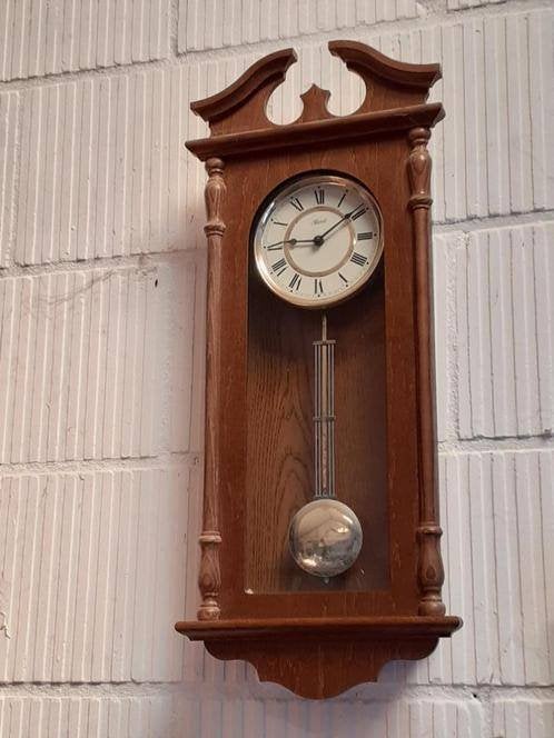 Klassieke houten wandklok met slinger, Ophalen