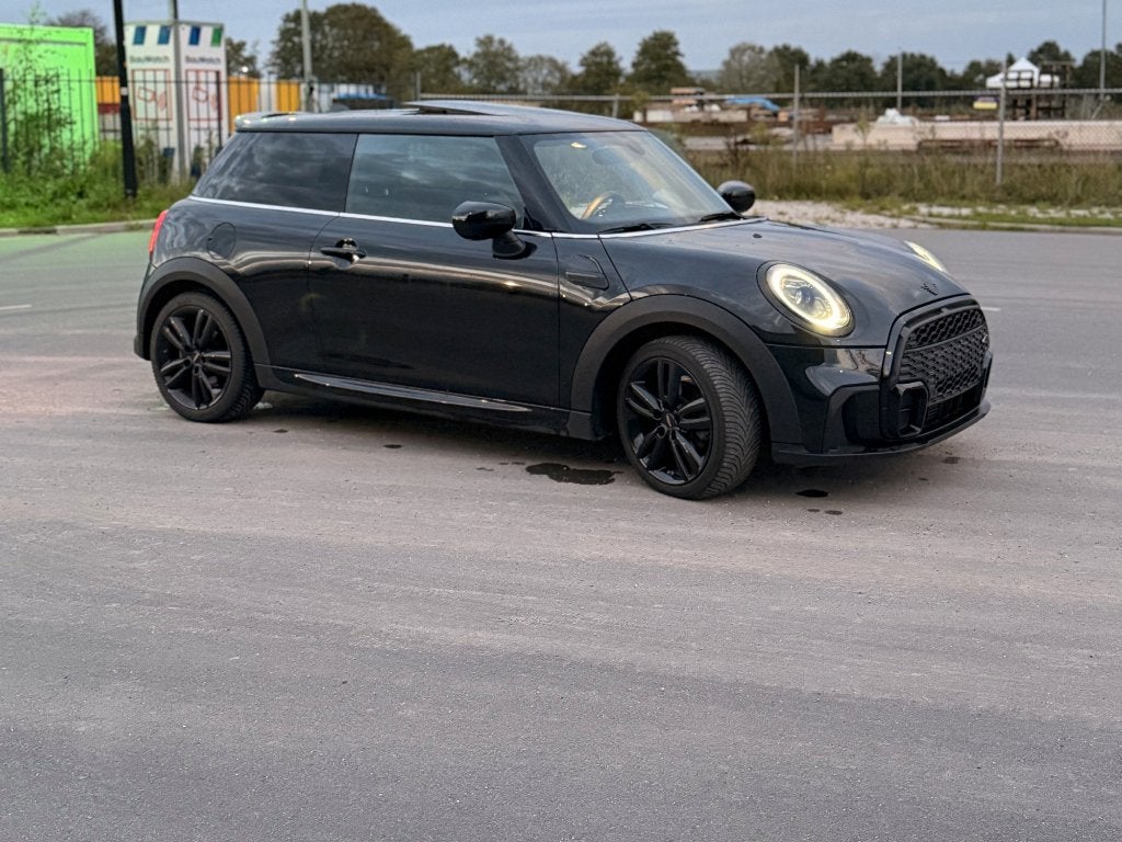 MINI Cooper JCW Automaat 2022 | Panorama | Adaptief, 136 pk, Zwart, 4 stoelen, Zwart